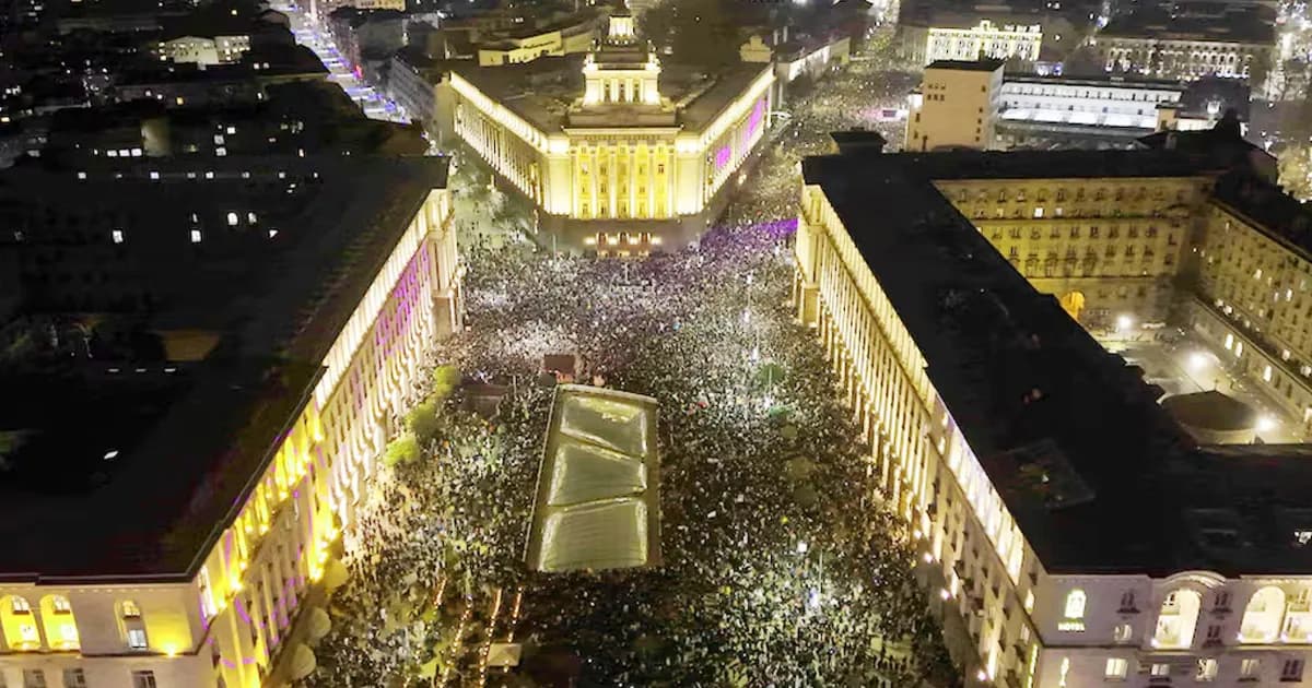 সরকারের পদত্যাগের দাবিতে বুলগেরিয়ায় হাজারো মানুষের বিক্ষোভ
