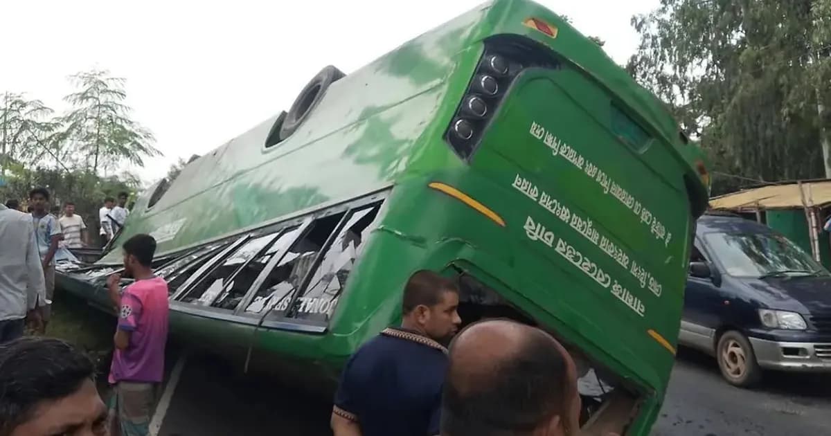 সীতাকুণ্ডে যাত্রীবাহী বাস উল্টে নিহত ১