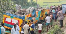 হবিগঞ্জে নিয়ন্ত্রন হারিয়ে বাস খাদে, নিহত ২