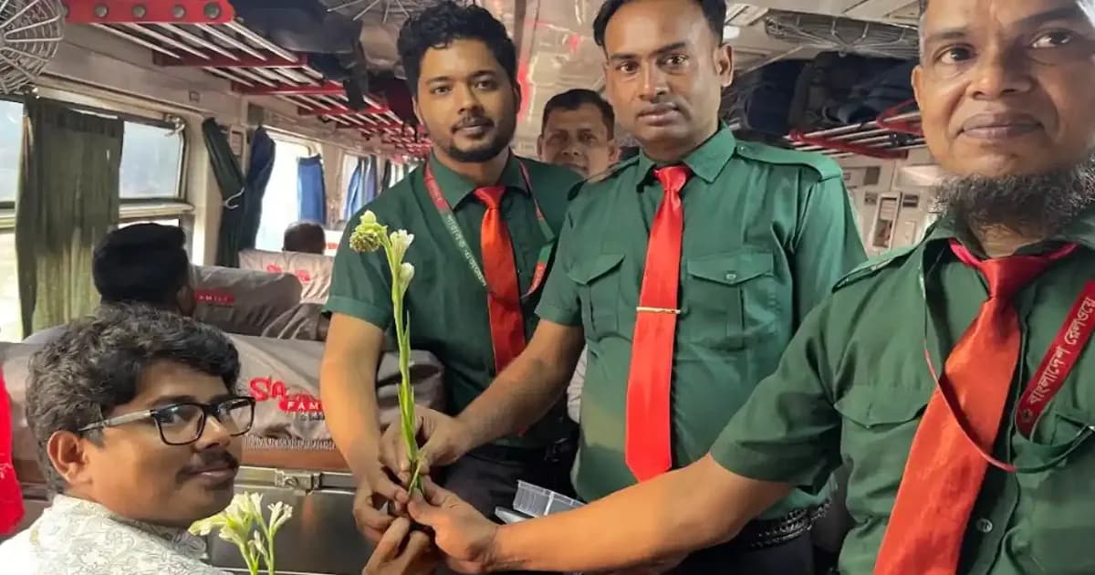 পহেলা বৈশাখে ফুল ও উপহার দিয়ে যাত্রীদের বরণ করে নিল রেলওয়ে
