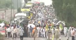 শিক্ষার্থীদের বিক্ষোভে উত্তাল ভারত, দিল্লি অভিমুখে শত শত কৃষক
