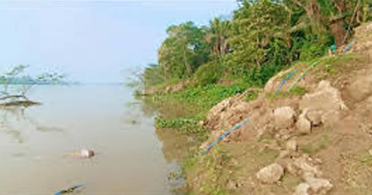 কুশিয়ারা নদীর ভাঙনে নদীগর্ভে তলিয়ে যাওয়ার আশঙ্কায় গ্রামবাসী