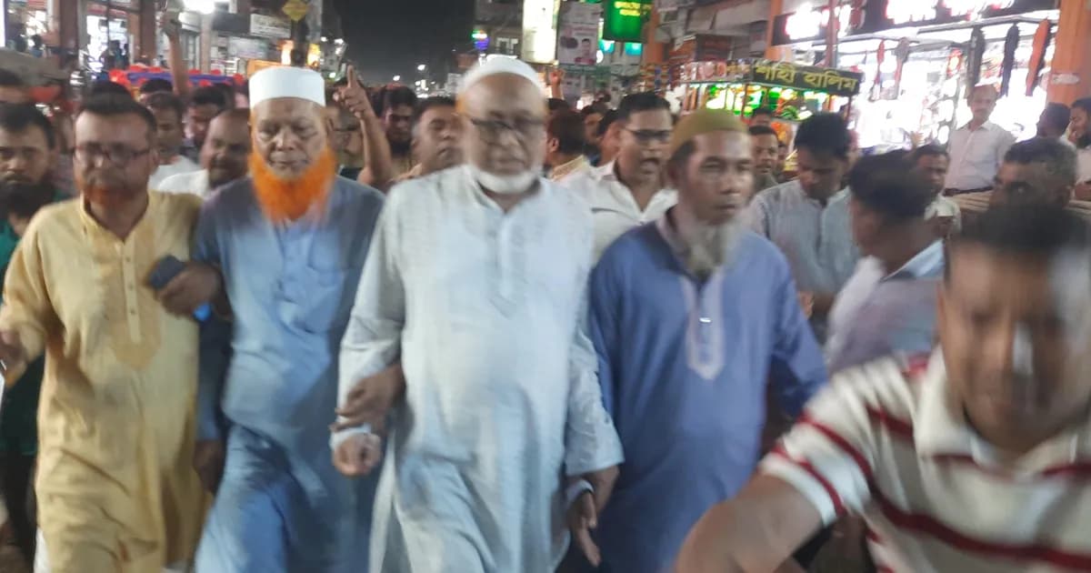 ফুলবাড়ীয়ায় মনোনয়ন পরিবর্তনের দাবিতে করিমের অনুসারীদের বিক্ষোভ