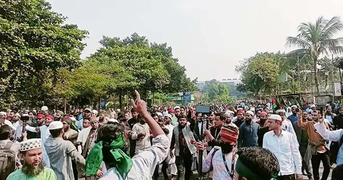 শহীদ হাদির জানাজায় অংশ নিতে লাখো মানুষের ঢল