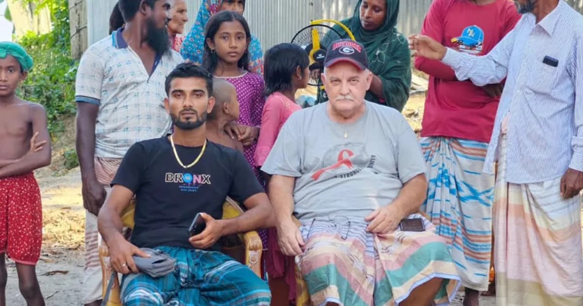 বন্ধুত্বের টানে রাজমিস্ত্রির বাড়িতে মার্কিন নাগরিক