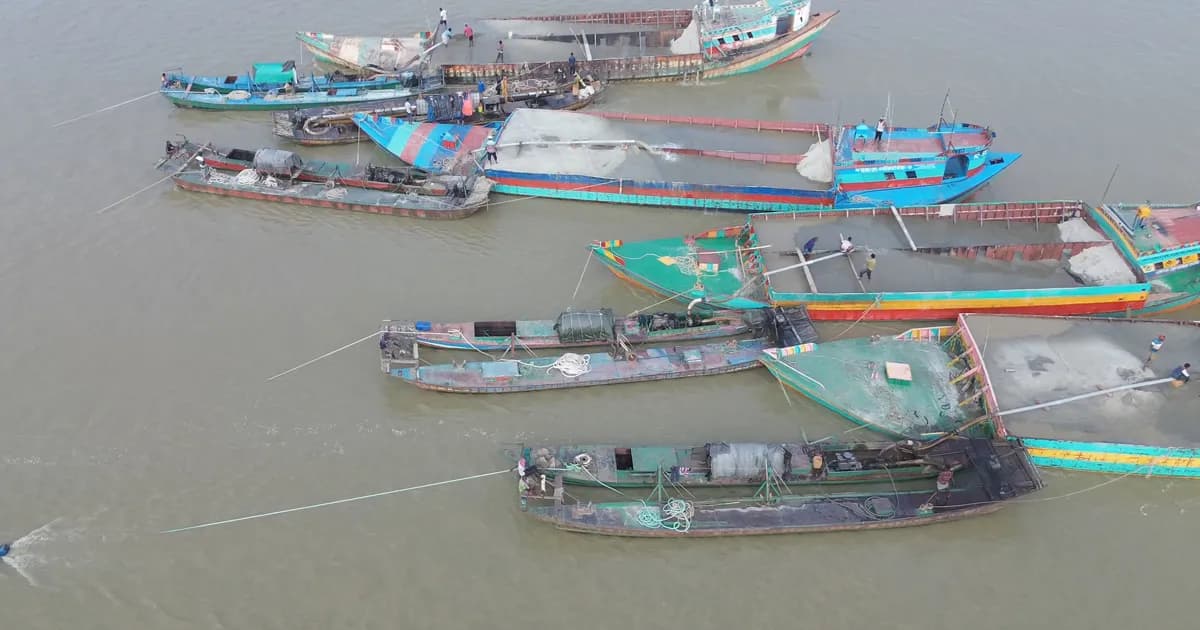 পদ্মা নদী থেকে অবৈধভাবে বালু উত্তোলন বন্ধে তিন ডিসি ও তিন এসপিকে নির্দেশ