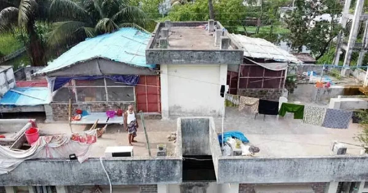 হাসপাতালে ব্রয়লার খামার, দুর্গন্ধে অতিষ্ঠ রোগী ও স্থানীয়রা