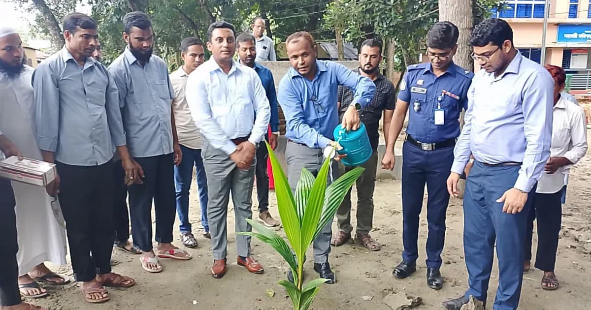ফুলবাড়ীয়া সফরে উন্নয়ন ও জনসেবায় দিকনির্দেশনা দিলেন জেলা প্রশাসক