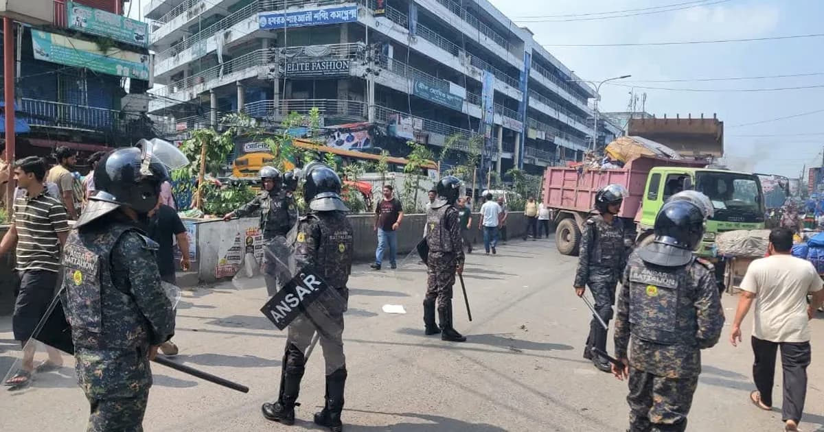 আনসারের সহায়তায় মিরপুরে ফুটপাত দখলমুক্ত অভিযানে ডিএনসিসি