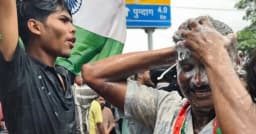 পুলিশের জলকামানের পানিতে গোসল করছেন বিক্ষোভকারীরা!