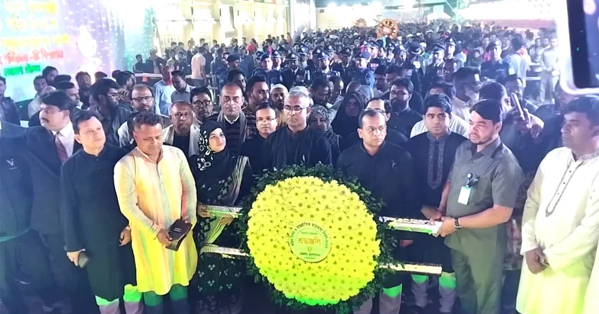 প্রথম প্রহরে ভাষা শহীদদের স্মরণে নেত্রকোণায় ফুলের শ্রদ্ধা