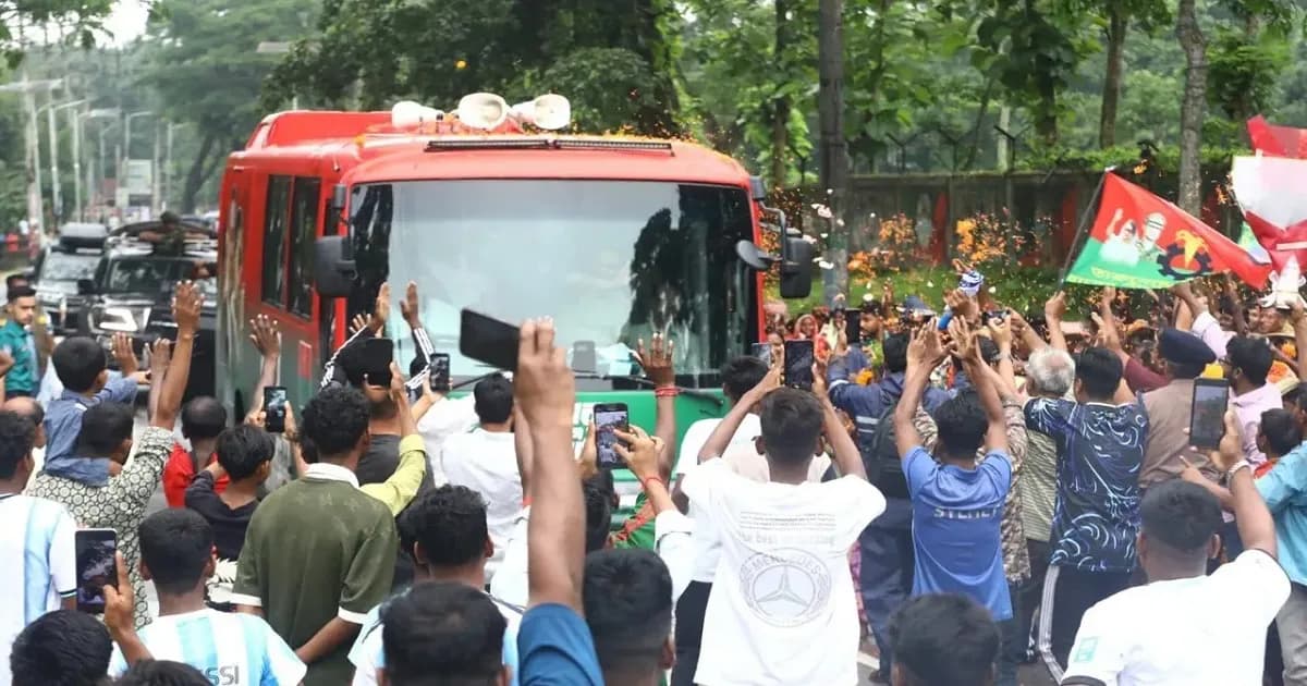 বৃষ্টি মাথায় নিয়েই সড়কজুড়ে ফুল আর উচ্ছ্বাসে মুখর চা শ্রমিকরা