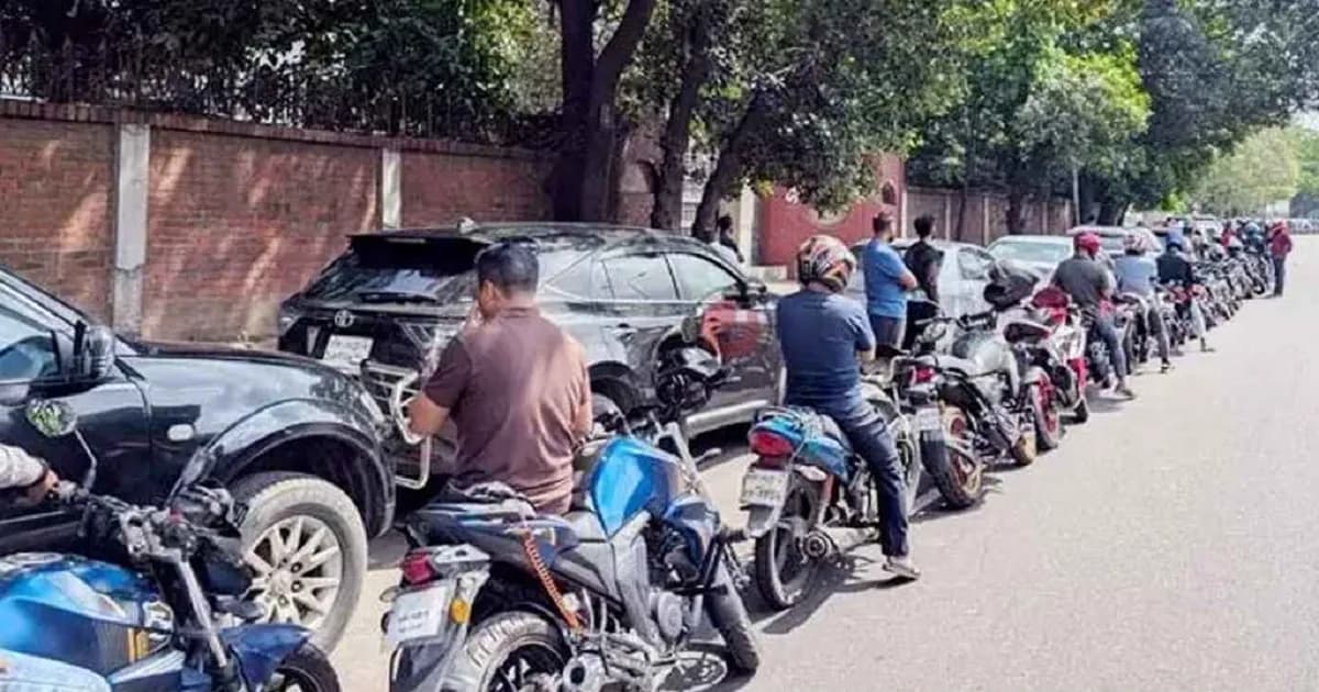 রাজধানীতে পাম্পে দীর্ঘ লাইন, সীমিত সরবরাহে ভোগান্তি