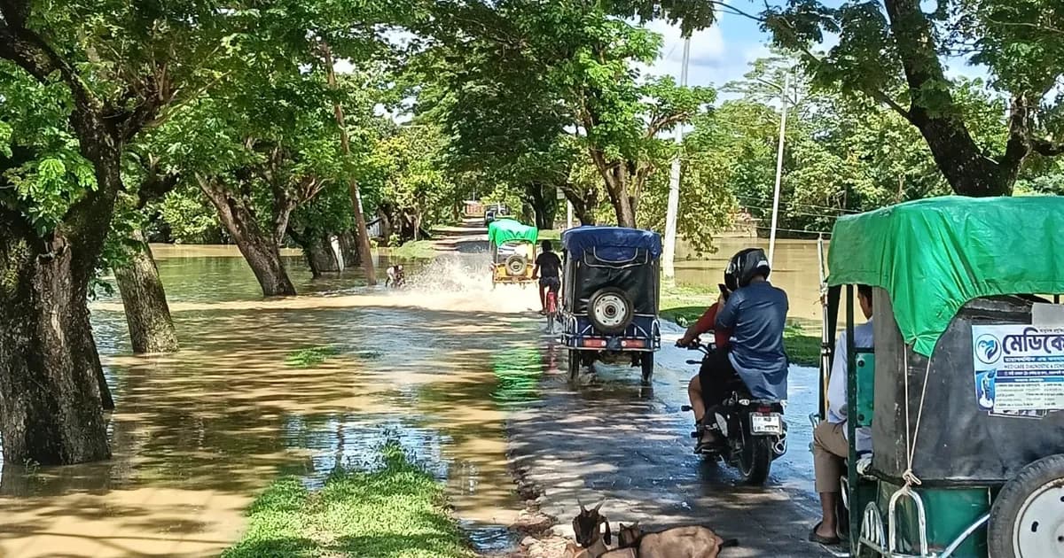এক মাসে তিন দফা প্লাবিত দীঘিনালা, নৌকায় পারাপার