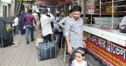 চাঁদরাতে ছুটি, ঈদের দিনেও বাড়ি ফিরছে মানুষ