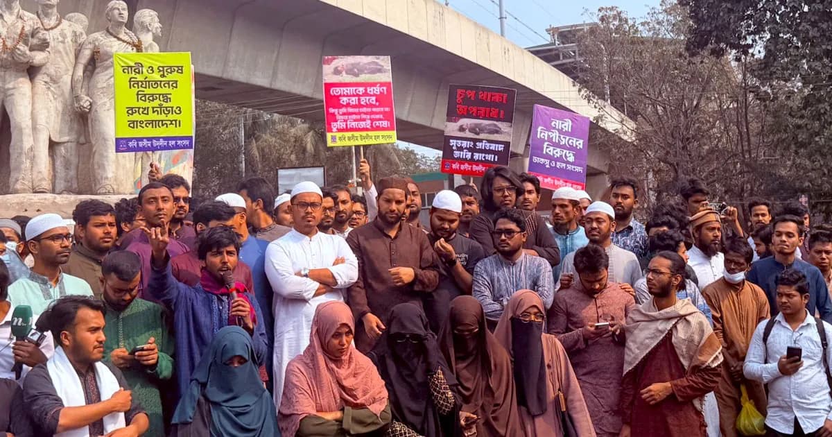 দেশে ধর্ষণ ও সহিংসতার বিচারের দাবিতে ঢাবিতে ডাকসুর বিক্ষোভ