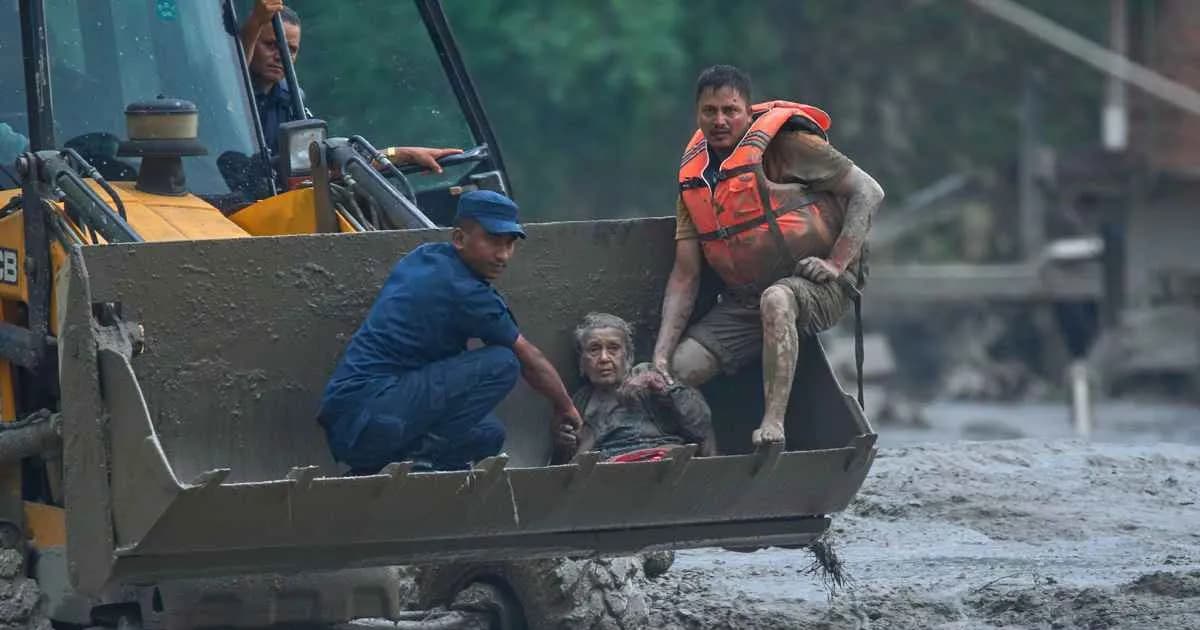 কাদা থেকে উঠে আসছে একের পর এক লাশ, ক্রমেই বাড়ছে মৃতের সংখ্যা