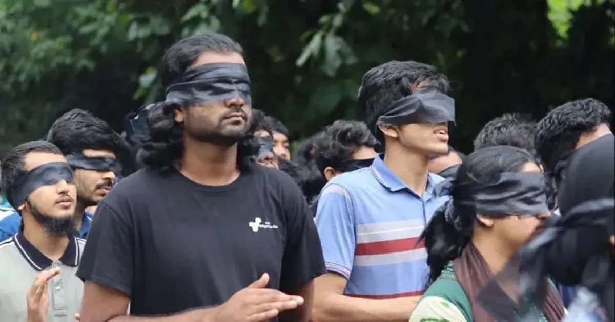 ড. সায়েমকে ভিসি পুনর্বহালের দাবিতে চোখে কালো কাপড় বেঁধে মিছিল