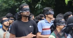 ড. সায়েমকে ভিসি পুনর্বহালের দাবিতে চোখে কালো কাপড় বেঁধে মিছিল