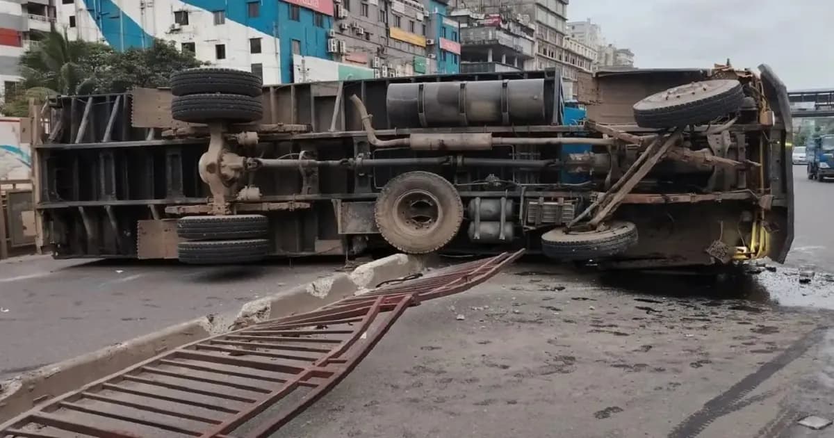 ঢাকায় মধ্যরাতে উল্টেছে কাভার্ড ভ্যান, দুপুর গড়ালেও মেটেনি যানজট