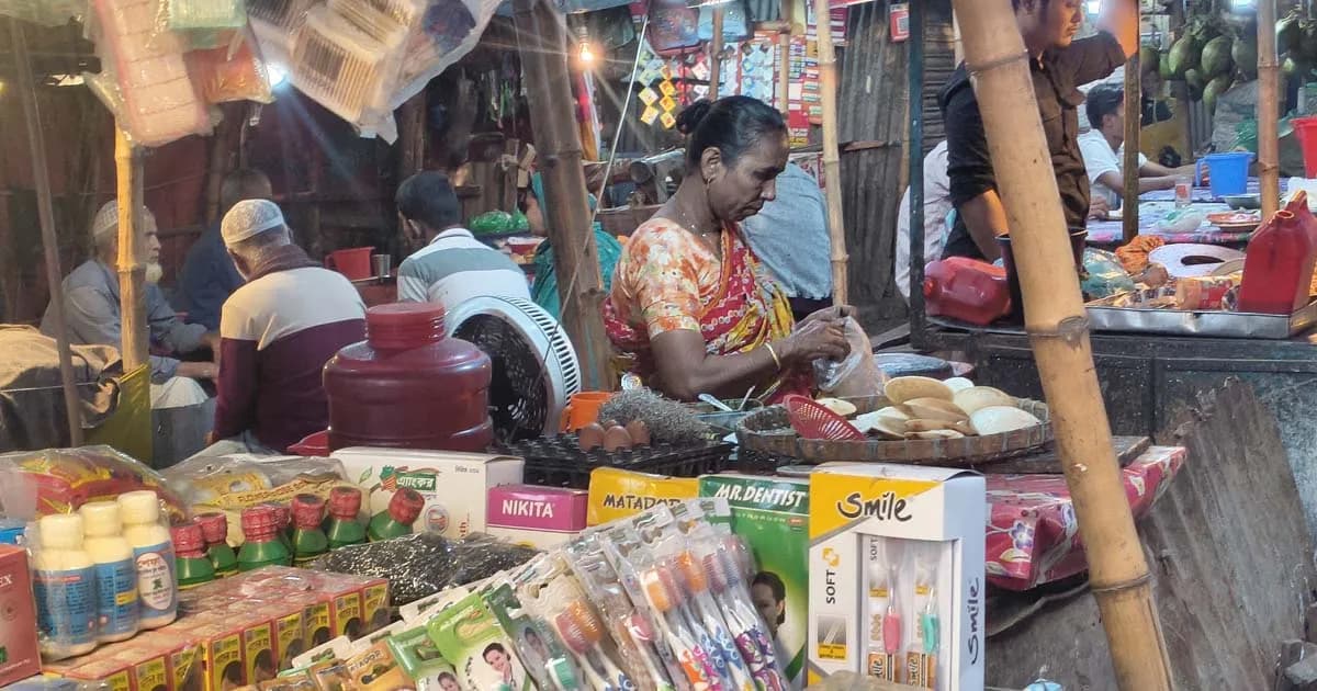 ফুটপাতে শীতের পিঠা বিক্রির ধুম