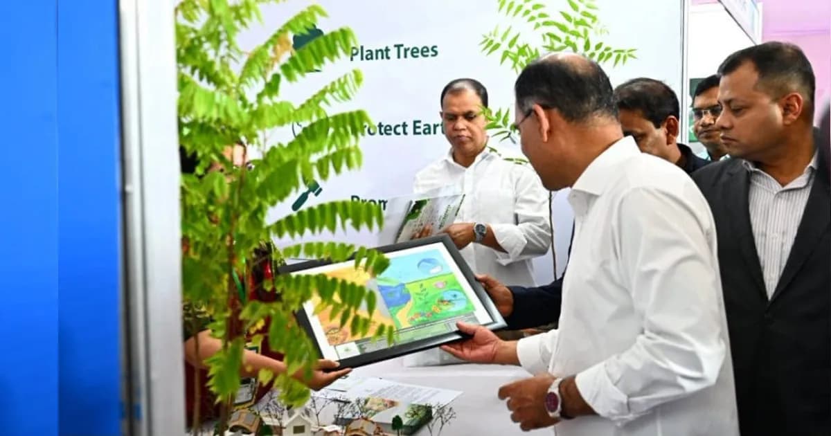 পরিবেশ মেলার স্টল ঘুরে মুগ্ধ প্রধানমন্ত্রী, উপহার পেলেন শিশুদের আঁকা ছবি