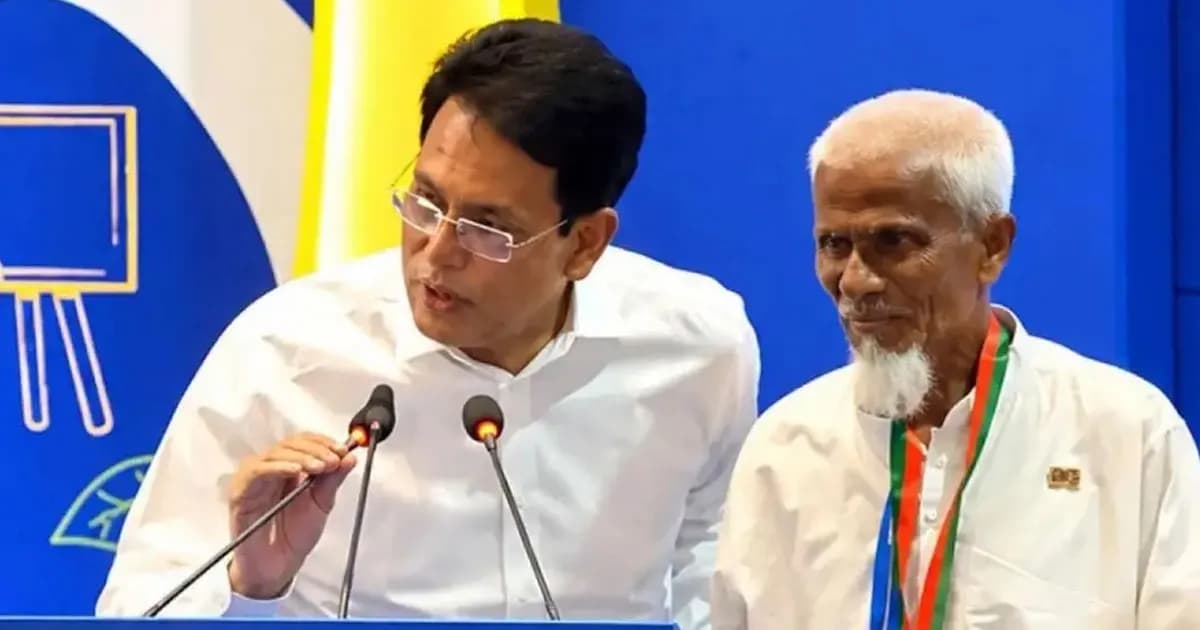 ৫২ বছর এক টাকায় পড়ানো লুৎফুর রহমান পেলেন রাষ্ট্রীয় সম্মাননা