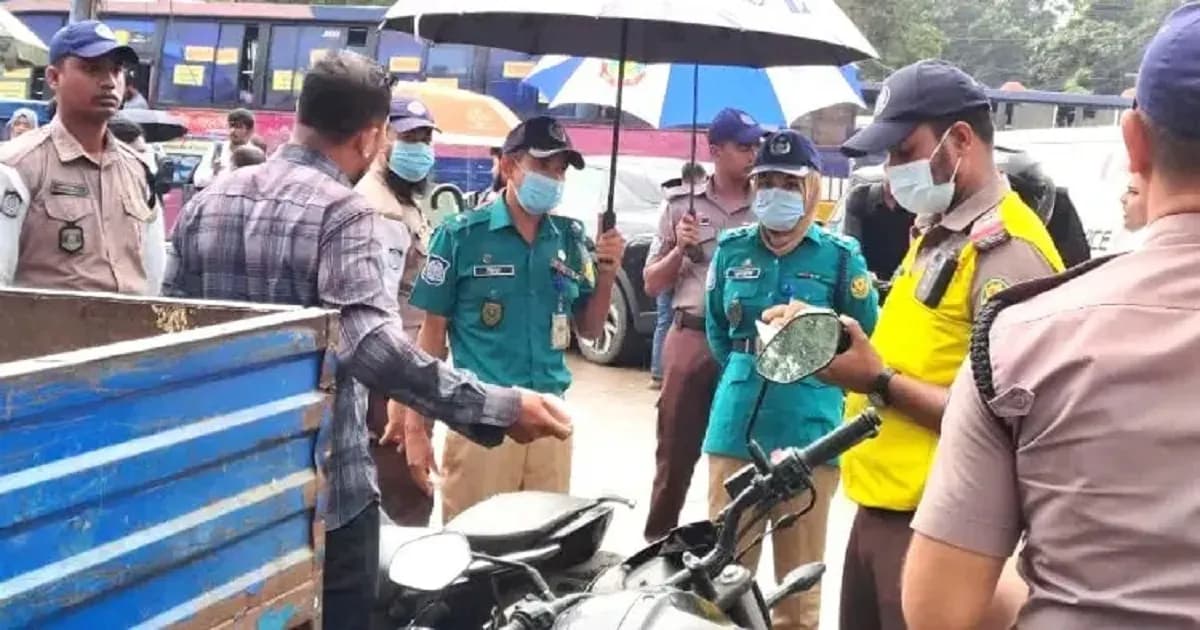 বাড্ডায় অবৈধ পার্কিং ও হকার উচ্ছেদে ট্রাফিক পুলিশের অভিযান