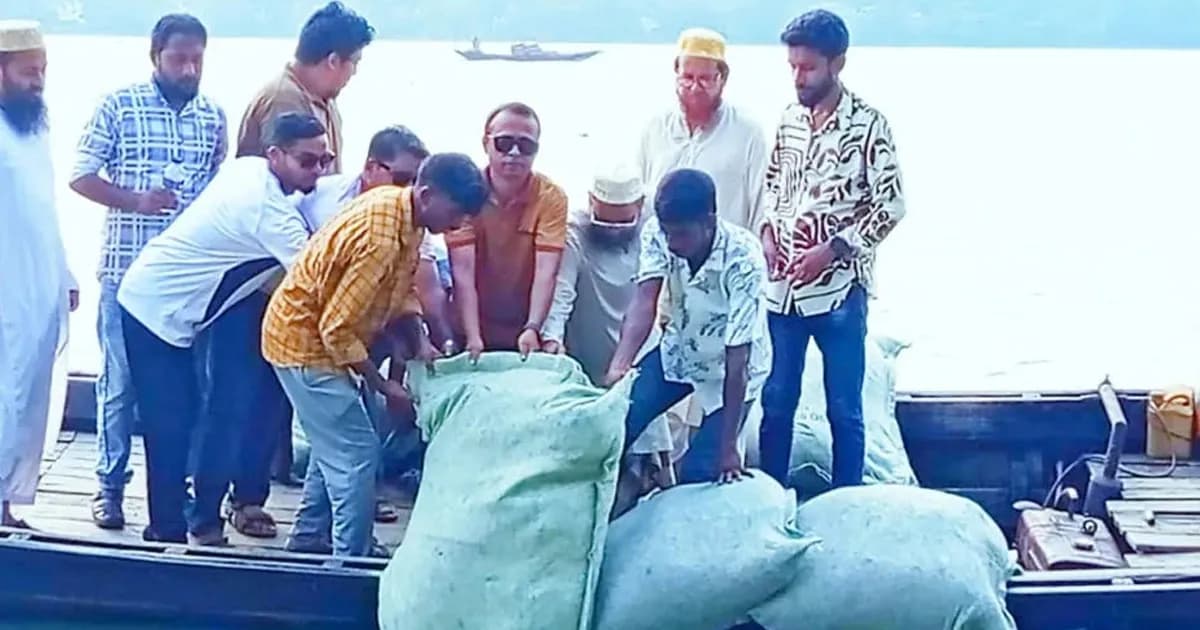 সন্ধ্যা নদীর ভয়াবহ ভাঙন রোধে নেছারাবাদে জিওব্যাগ ফেলার উদ্বোধন