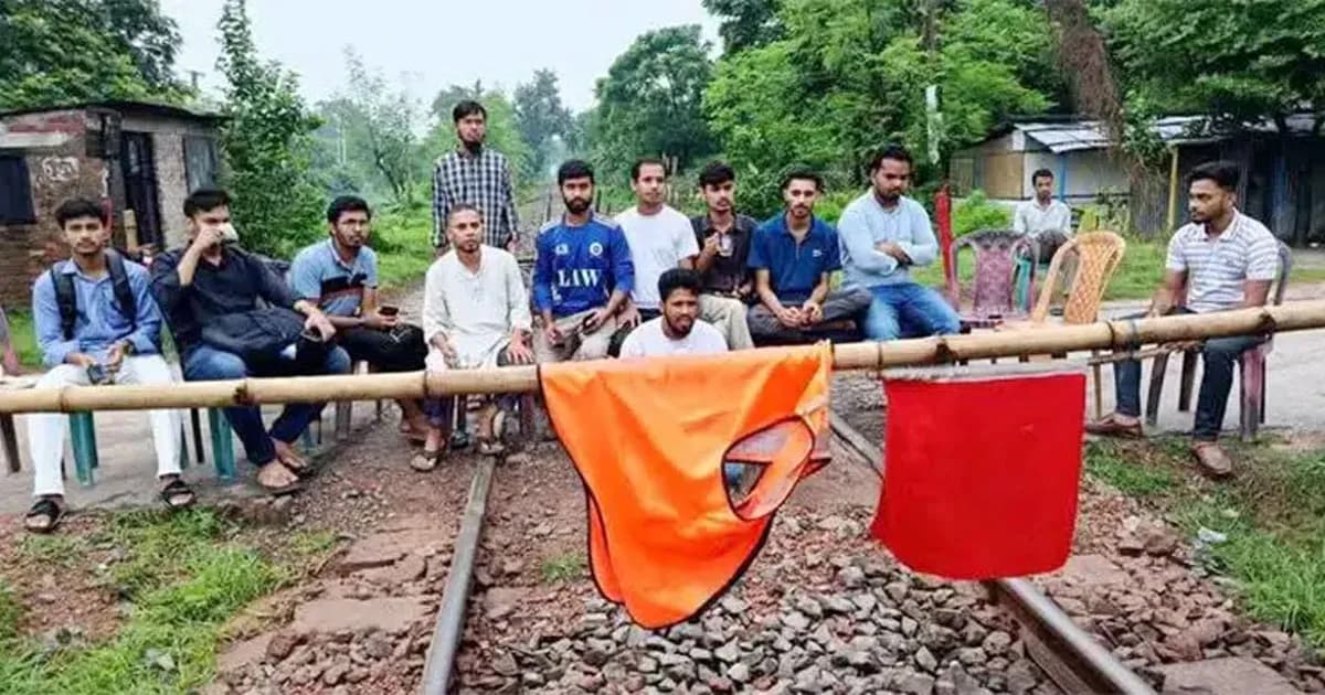 রাবি শিক্ষার্থীকে মারধর, প্রতিবাদে রেলপথ অবরোধ