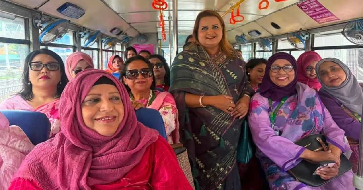 পিংক বাসে একসঙ্গে ভ্রমণ করলেন সংসদের নারী এমপিরা