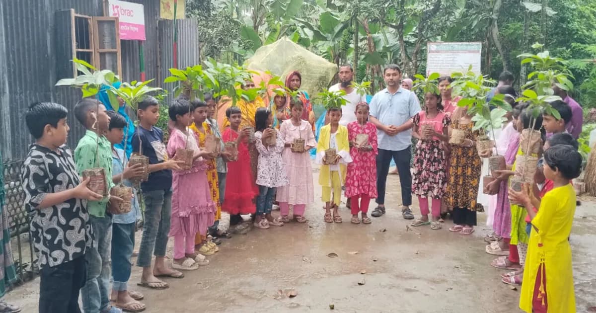 আদিতমারীতে শিক্ষার্থীদের মাঝে গাছের চারা বিতরণ