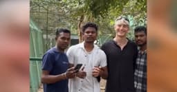 চিড়িয়াখানার পশুপাখি বাদ দিয়ে বিদেশির সঙ্গে ছবি তুলতে ব্যস্ত দর্শকরা