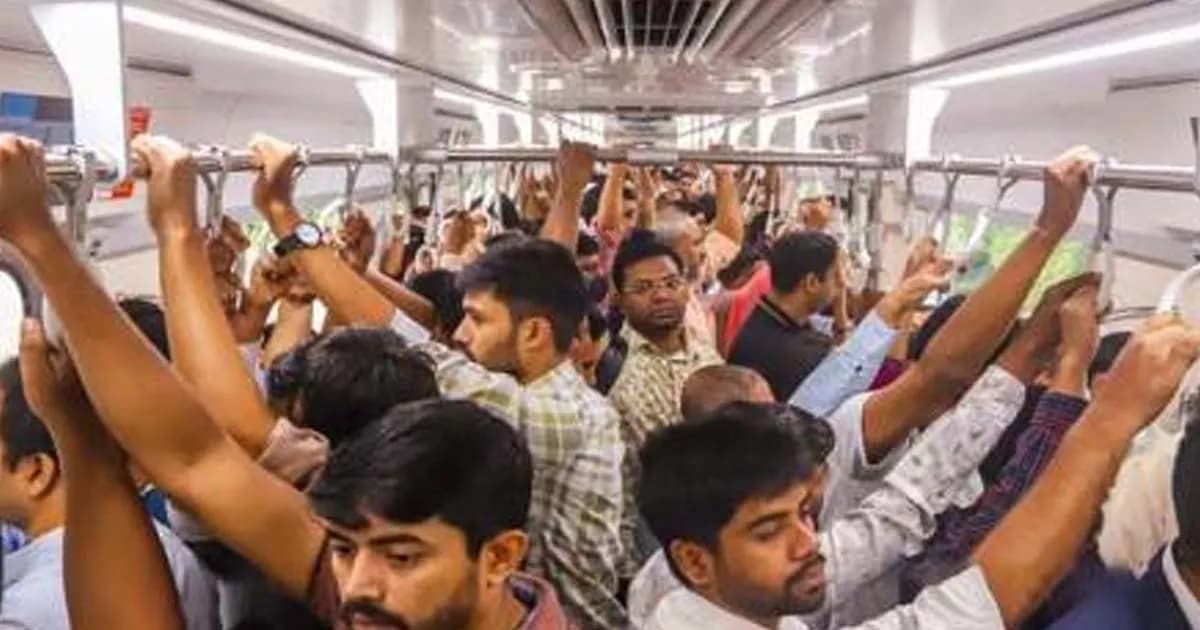 হাদির জানাজায় অংশ নিতে মেট্রোরেল স্টেশনগুলোতে উপচে পড়া ভিড়