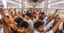 হাদির জানাজায় অংশ নিতে মেট্রোরেল স্টেশনগুলোতে উপচে পড়া ভিড়