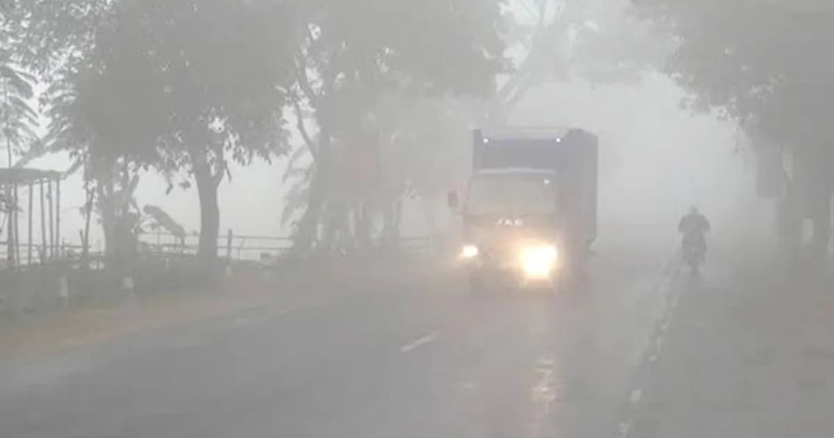 কুয়াশাচ্ছন্ন কুড়িগ্রামে হেডলাইট জ্বালিয়ে চলছে গাড়ি