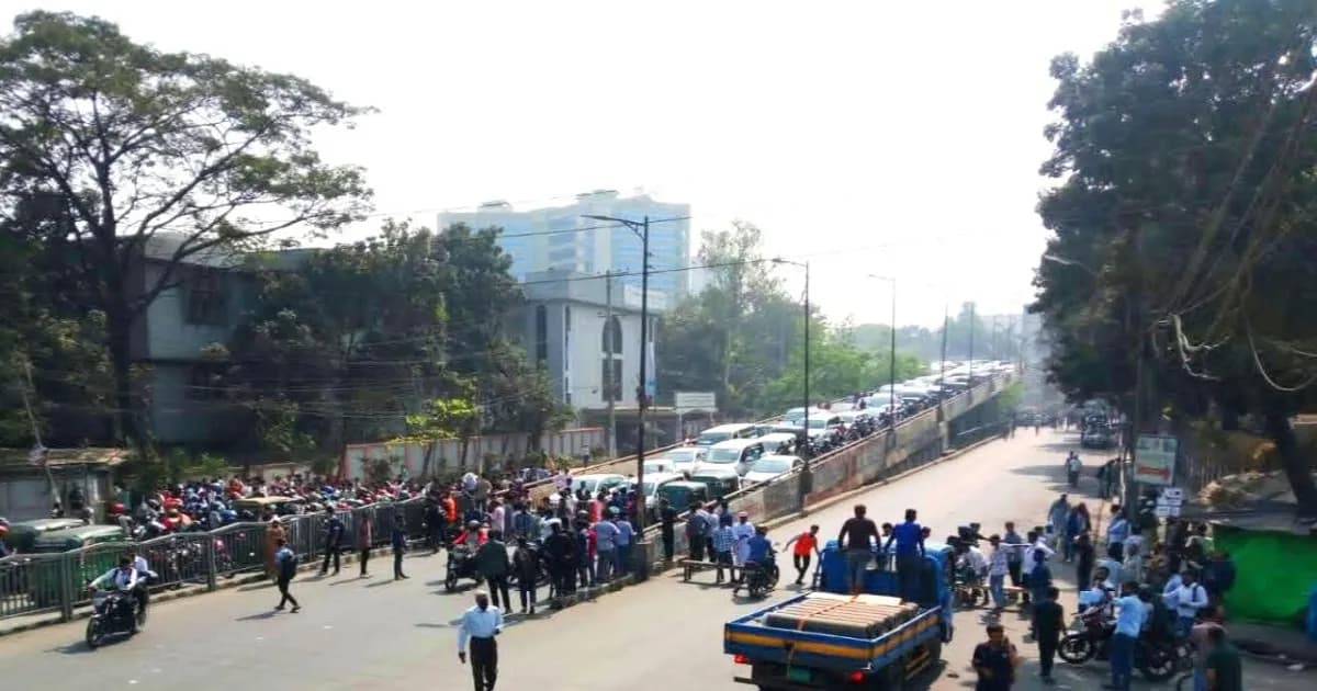 শিক্ষার্থীদের অবরোধ শেষ হলেও যানজটের কবলে নাকাল নগরবাসী