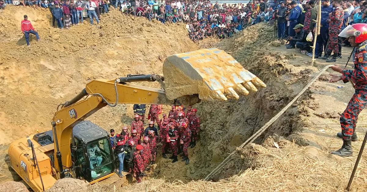 ২৭ ঘণ্টা ধরে চলছে উদ্ধার অভিযান, ৪২ ফুট গভীরেও মেলেনি খোঁজ
