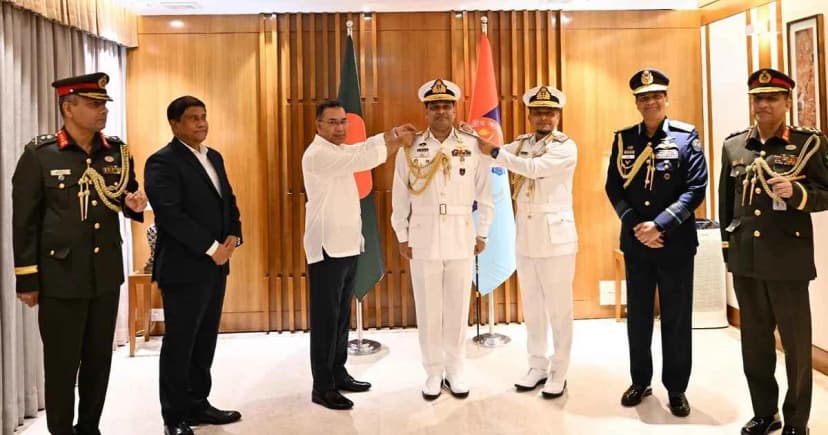 নতুন নৌপ্রধানকে ভাইস অ্যাডমিরাল র্যাংক ব্যাজ পরালেন প্রধানমন্ত্রী