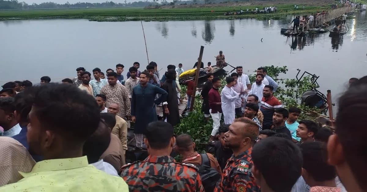 ব্রিজ ধসে নদীতে পড়ল শতাধিক মানুষ, নিহত তিন শিশু