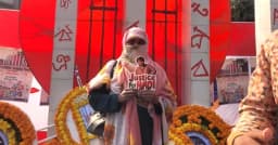 একুশের ভোরে হাদির ছবি হাতে শহীদ মিনারে বোন মাসুমা