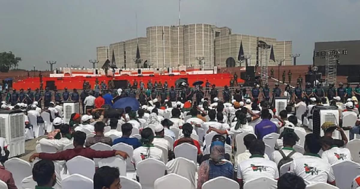 মঞ্চের সামনে থেকে জুলাই যোদ্ধাদের সরে যাওয়ার আহ্বান ডিএমপি কমিশনারের