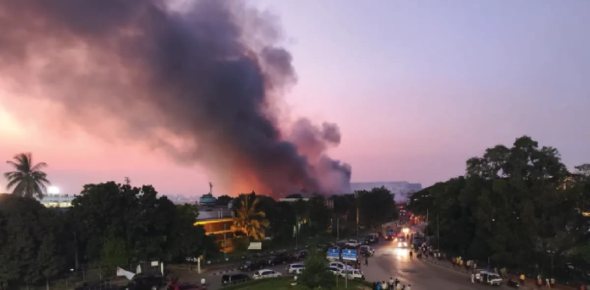শাহজালাল কার্গো ভিলেজে ভয়াবহ আগুন, নিয়ন্ত্রণে ৩৭ ইউনিট