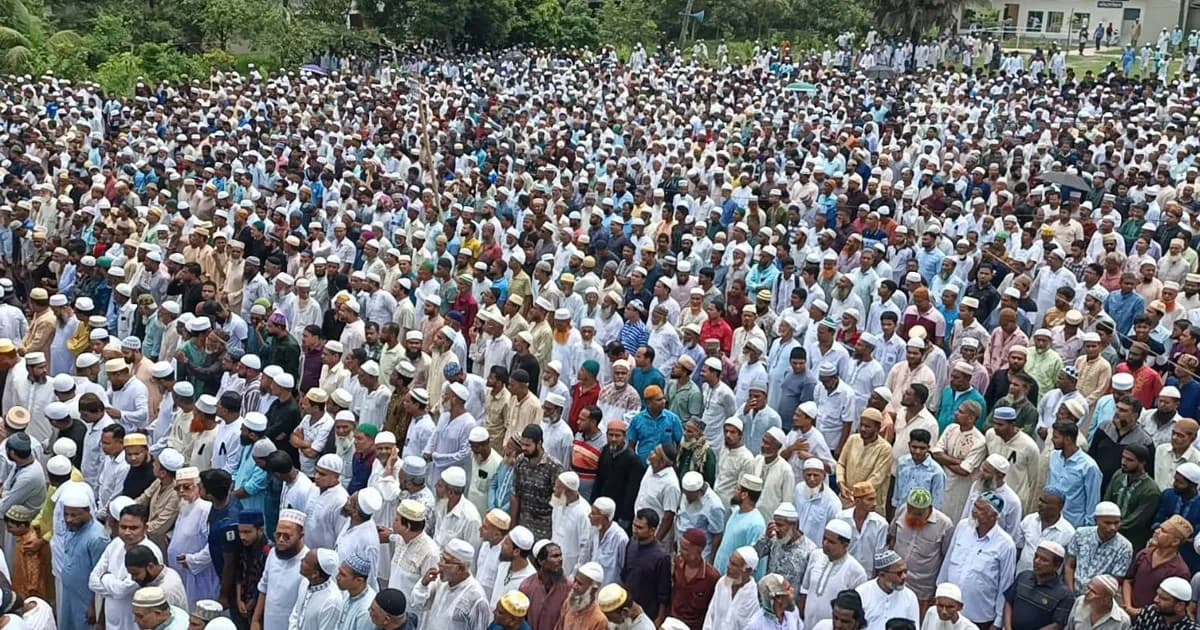 স্বরূপকাঠিতে বিএনপি নেতা ওয়াহিদুজ্জামানের জানাজায় মানুষের ঢল