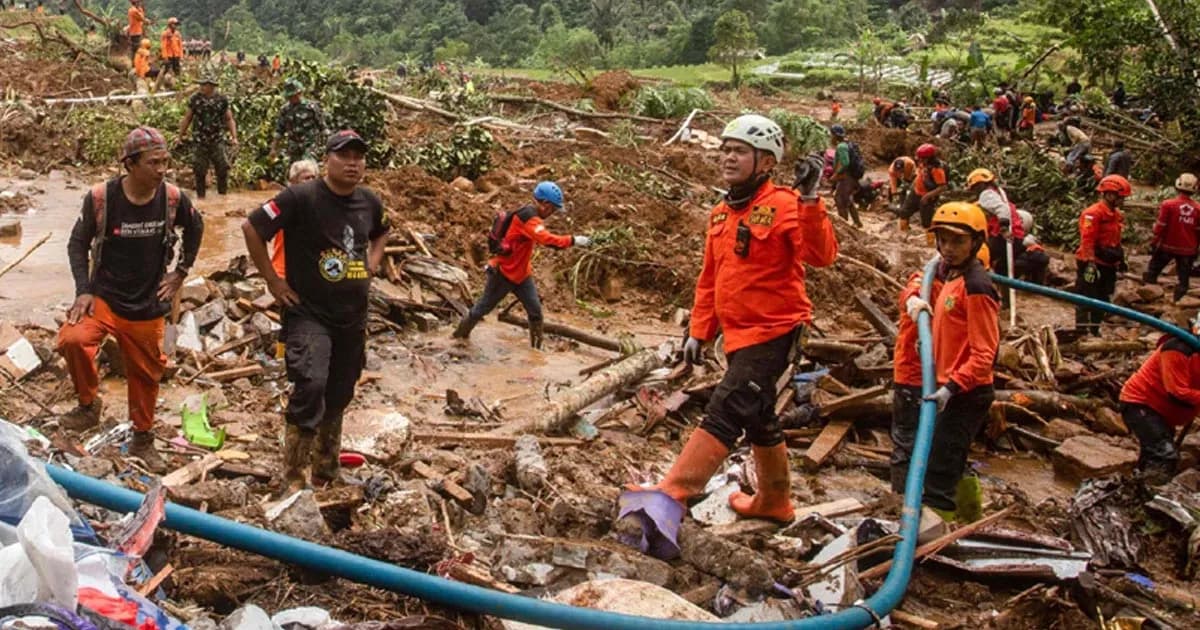 ইন্দোনেশিয়ায় ভয়াবহ ভূমিধসে নিহত ৭, নিখোঁজ ৮২