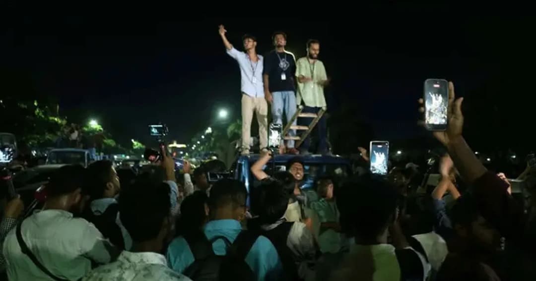 রাত পোহালেই পরীক্ষা, অথচ আন্দোলনে ব্যস্ত শিক্ষার্থীরা