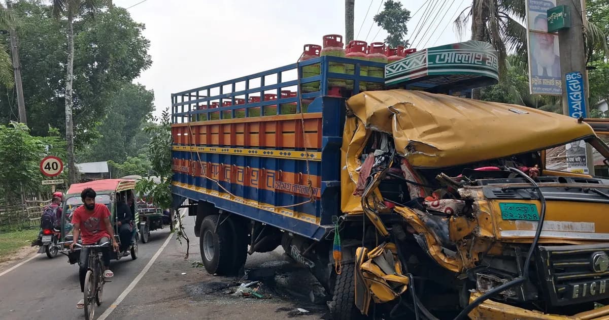 পিরোজপুরে দুই ট্রাকের মুখোমুখি সংঘর্ষ