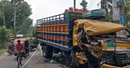 পিরোজপুরে দুই ট্রাকের মুখোমুখি সংঘর্ষ
