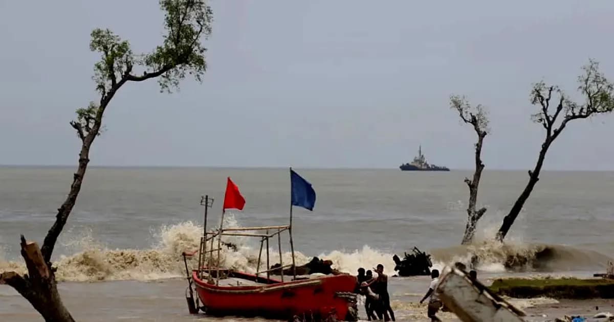সৃষ্ট লঘুচাপটি নিম্নচাপে পরিণত, কোন সমুদ্রবন্দর থেকে কত দূরে অবস্থান