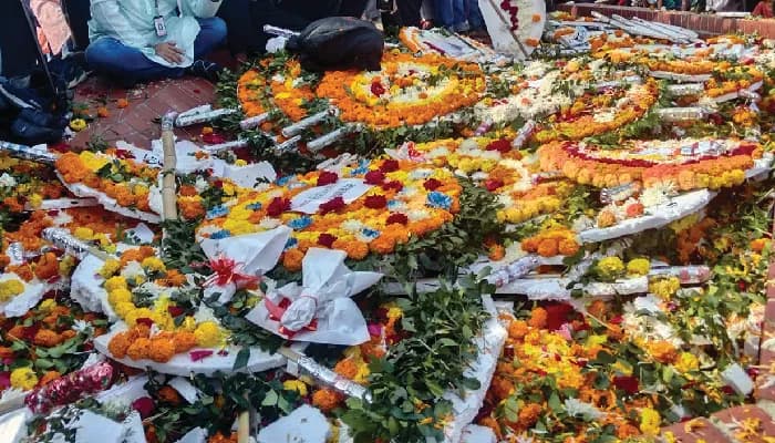 শ্রদ্ধার ফুলে ঢেকে গেল শহীদবেদি